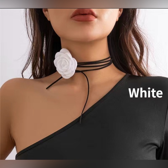 Jane Chic Designs Rose Cameo - Picture 2 of 3